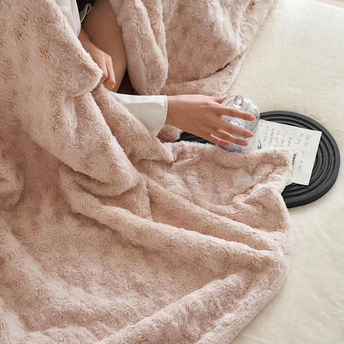 91家纺网 家纺一手货源 找家纺 秀色 2025新款A类冬季600g双面加厚保暖兔毛毯子午睡空调毯沙发毯盖毯-朵拉 朵拉－杏花粉