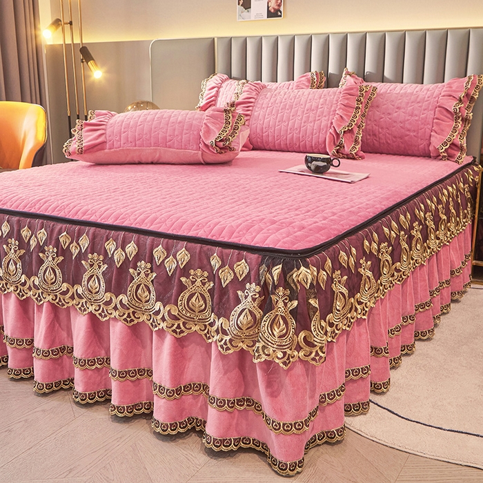 91家纺网 家纺一手货源 找家纺 虹星家纺 2023新款牛奶绒夹棉蕾丝可拆卸床裙系列单床裙 梦幻巴黎 胭脂