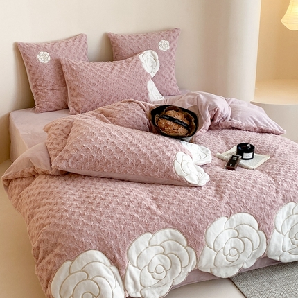 91家纺网 家纺一手货源 找家纺 （总）星野 2023新款高克重兔毛绒牛奶绒贴布绣四件套-午后玫瑰