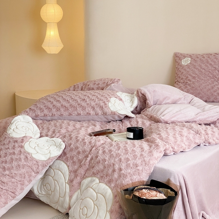 91家纺网 家纺一手货源 找家纺 （总）星野 2023新款高克重兔毛绒牛奶绒贴布绣四件套-午后玫瑰