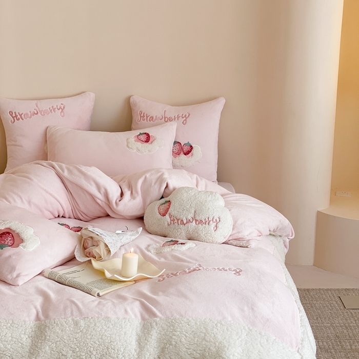 91家纺网 家纺一手货源 找家纺 （总）星野 2023新款高克重牛奶绒羊羔绒刺绣贴布绣四件套-奶油草莓