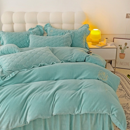 91家纺网 家纺一手货源 找家纺 星尚家纺 2023新款全消光牛奶绒夹棉床裙四件套-玫瑰之恋 水绿