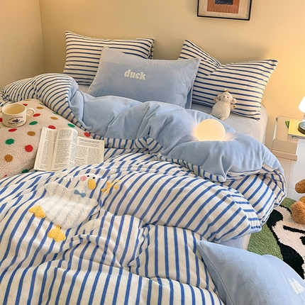91家纺网 家纺一手货源 找家纺 如一 2023新款毛巾绣条纹牛奶绒四件套 好暖鸭
