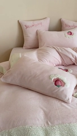 91家纺网 家纺一手货源 找家纺 （总）星野 2023新款高克重牛奶绒羊羔绒刺绣贴布绣四件套-奶油草莓