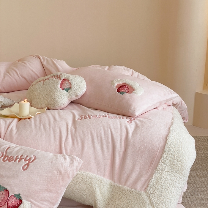 91家纺网 家纺一手货源 找家纺 （总）星野 2023新款高克重牛奶绒羊羔绒刺绣贴布绣四件套-奶油草莓