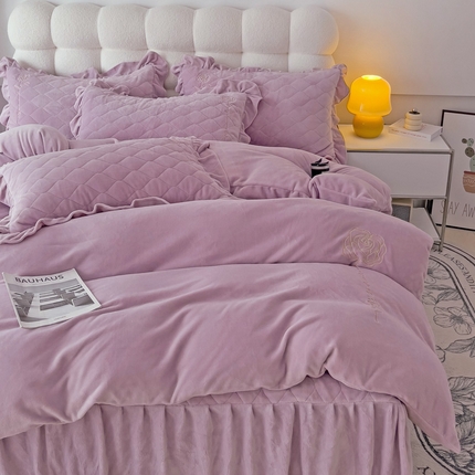 91家纺网 家纺一手货源 找家纺 星尚家纺 2023新款全消光牛奶绒夹棉床裙四件套-玫瑰之恋 寐紫