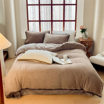 91家纺网 家纺一手货源 找家纺 （总）名品优仓 2023新款高克重兔绒边带球球款四件套