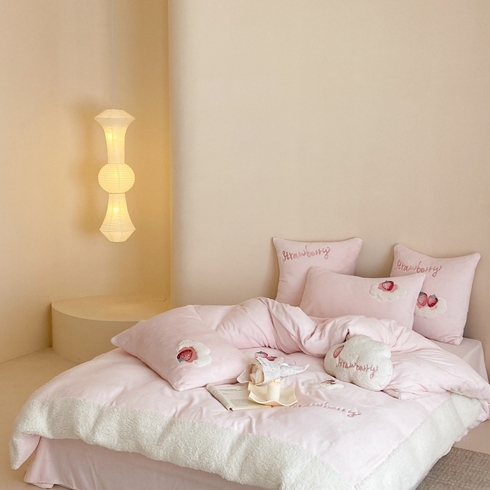 91家纺网 家纺一手货源 找家纺 （总）星野 2023新款高克重牛奶绒羊羔绒刺绣贴布绣四件套-奶油草莓