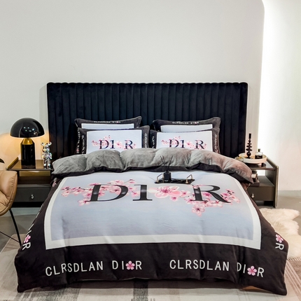 91家纺网 家纺一手货源 找家纺 （总）色鬼 2023新款轻奢大牌风印花牛奶绒四件套婴儿绒四件套