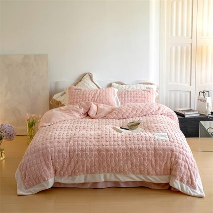 91家纺网 家纺一手货源 找家纺 （总）名品优仓 2023新款A面兔毛绒B面牛奶绒系列四件套-布兰妮