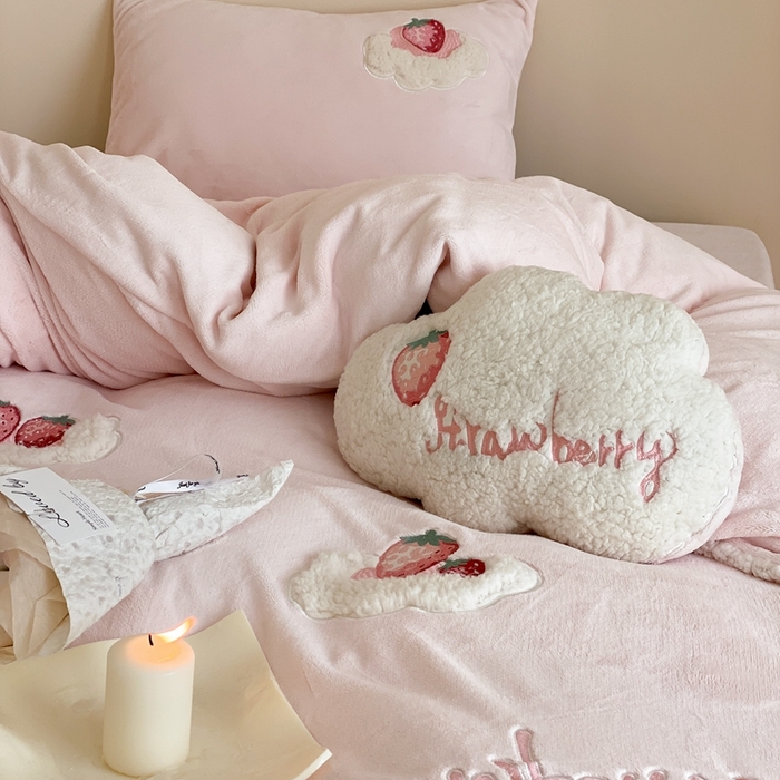 91家纺网 家纺一手货源 找家纺 （总）星野 2023新款高克重牛奶绒羊羔绒刺绣贴布绣四件套-奶油草莓