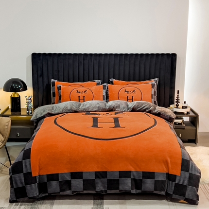 91家纺网 家纺一手货源 找家纺 （总）色鬼 2023新款轻奢大牌风印花牛奶绒四件套婴儿绒四件套