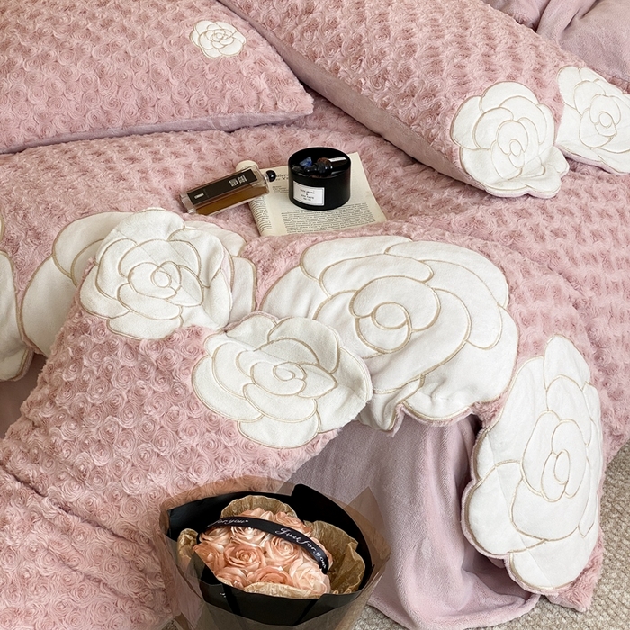 91家纺网 家纺一手货源 找家纺 （总）星野 2023新款高克重兔毛绒牛奶绒贴布绣四件套-午后玫瑰