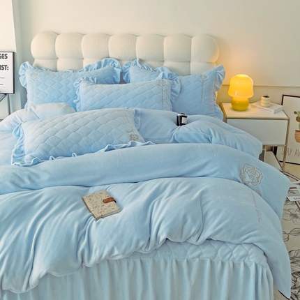 91家纺网 家纺一手货源 找家纺 星尚家纺 2023新款全消光牛奶绒夹棉床裙四件套-玫瑰之恋 浅蓝