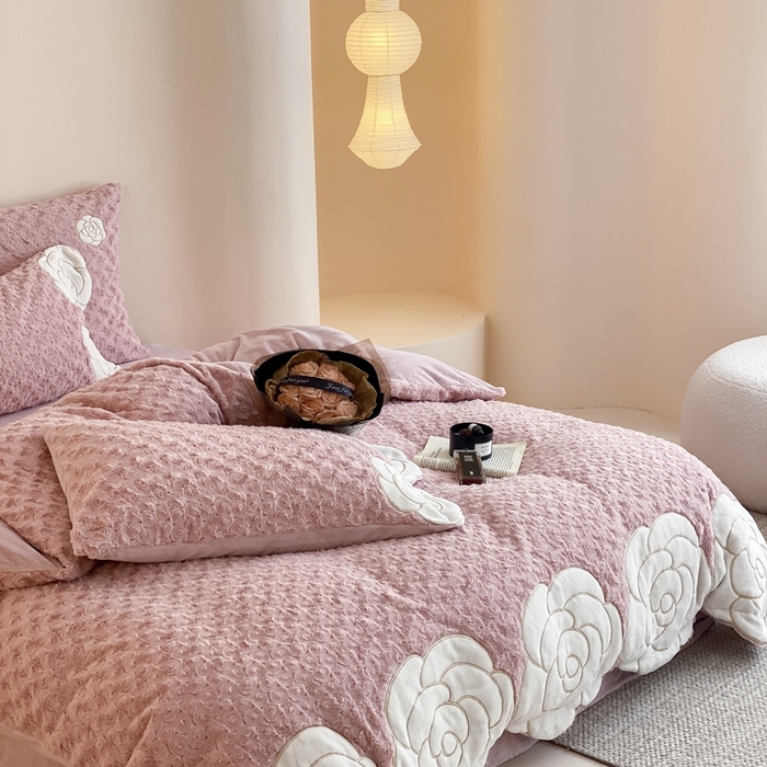 91家纺网 家纺一手货源 找家纺 （总）星野 2023新款高克重兔毛绒牛奶绒贴布绣四件套-午后玫瑰