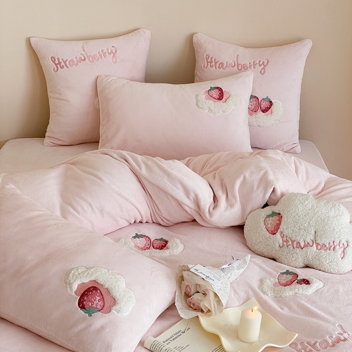 91家纺网 家纺一手货源 找家纺 （总）星野 2023新款高克重牛奶绒羊羔绒刺绣贴布绣四件套-奶油草莓