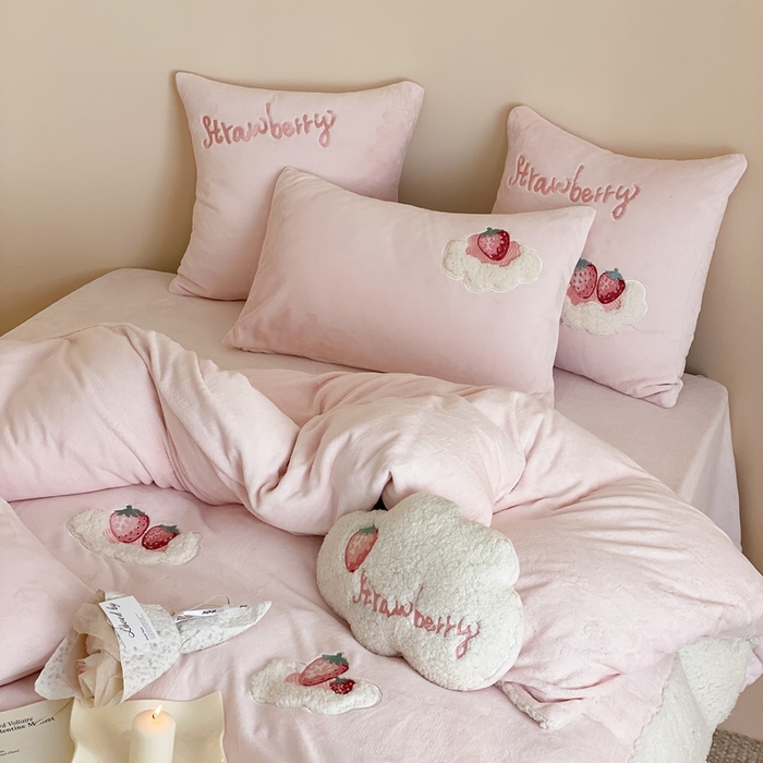 91家纺网 家纺一手货源 找家纺 （总）星野 2023新款高克重牛奶绒羊羔绒刺绣贴布绣四件套-奶油草莓