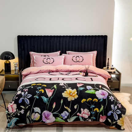 91家纺网 家纺一手货源 找家纺 色鬼 2023新款轻奢大牌风印花牛奶绒四件套婴儿绒四件套 粉花