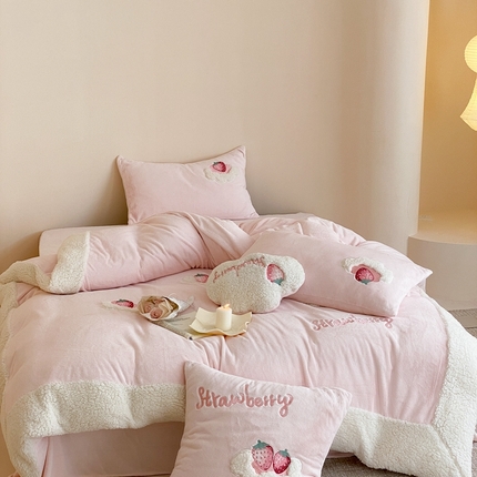 91家纺网 家纺一手货源 找家纺 （总）星野 2023新款高克重牛奶绒羊羔绒刺绣贴布绣四件套-奶油草莓