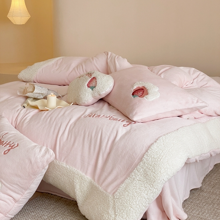 91家纺网 家纺一手货源 找家纺 （总）星野 2023新款高克重牛奶绒羊羔绒刺绣贴布绣四件套-奶油草莓