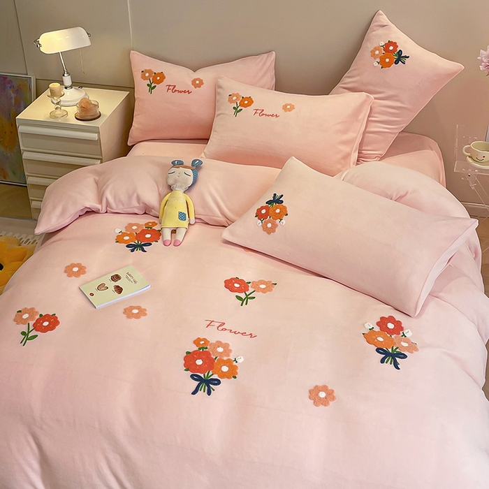 91家纺网 家纺一手货源 找家纺 懒猫家纺 2024新款牛奶绒毛巾绣四件套 手捧花