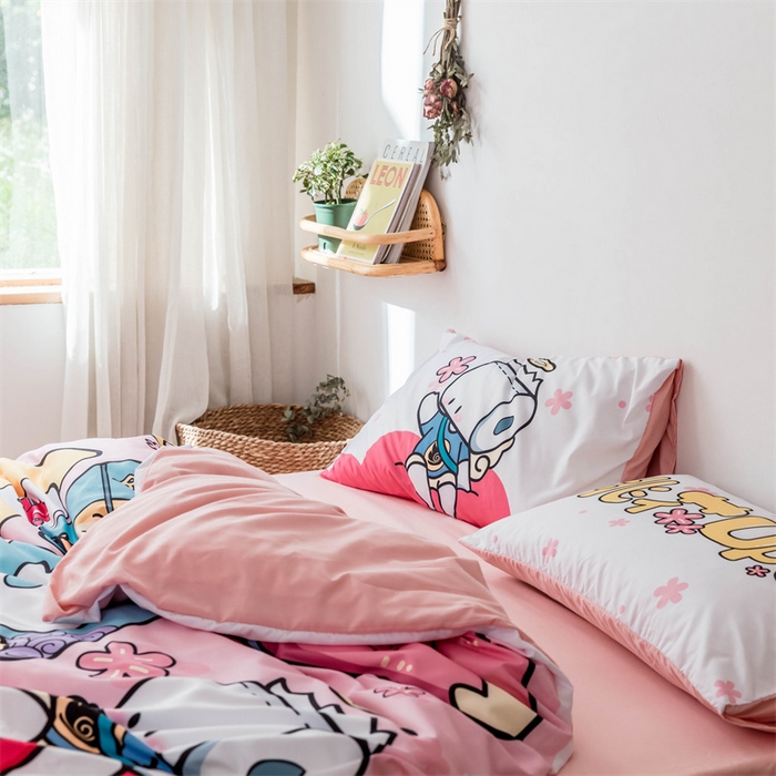 91家纺网 家纺一手货源 找家纺 璞素家居 2023新款可爱卡通动漫二次元插画涂鸦风聚酯纤维四件套 桃花朵朵