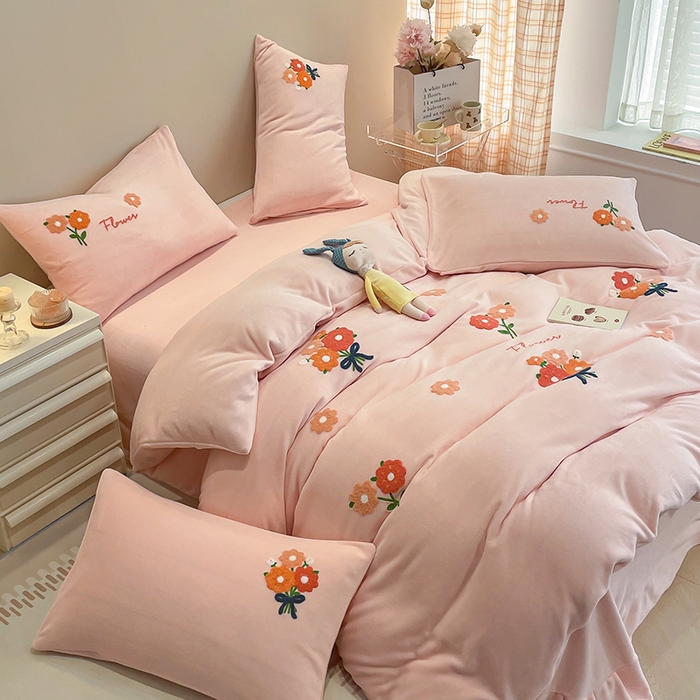 91家纺网 家纺一手货源 找家纺 懒猫家纺 2024新款牛奶绒毛巾绣四件套 手捧花