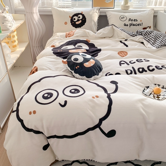 91家纺网 家纺一手货源 找家纺 澳萝拉2023新款大版数码牛奶绒五件套配送同款小抱枕 黑煤球