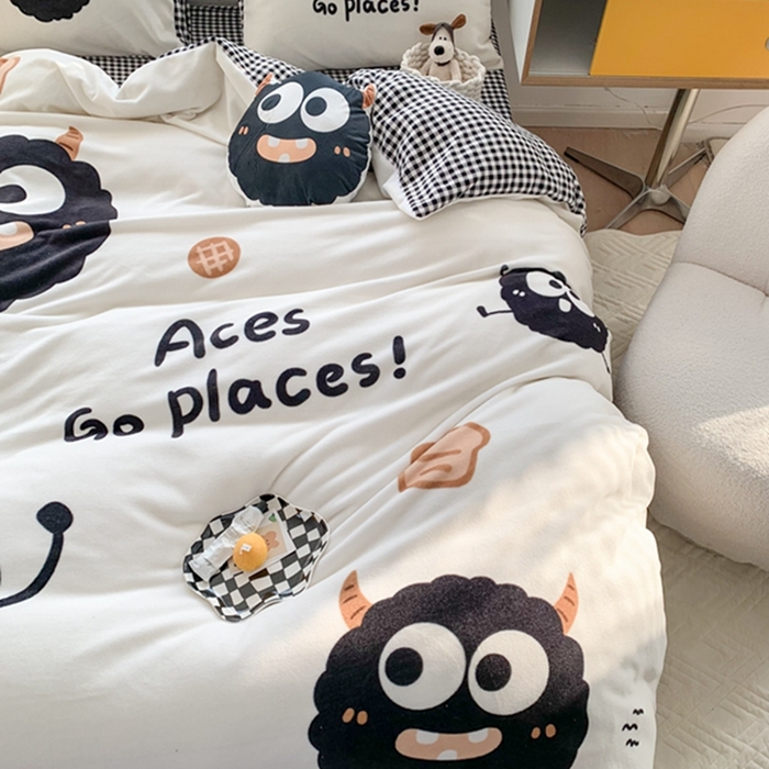 91家纺网 家纺一手货源 找家纺 澳萝拉2023新款大版数码牛奶绒五件套配送同款小抱枕 黑煤球