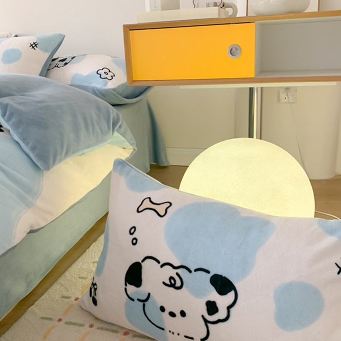 91家纺网 家纺一手货源 找家纺 澳萝拉2023新款大版数码牛奶绒五件套配送同款小抱枕 开心狗