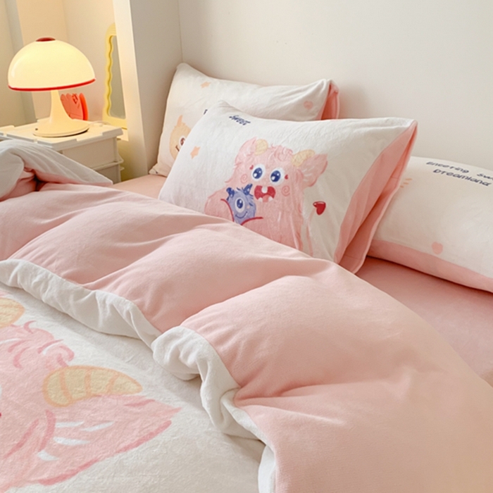 91家纺网 家纺一手货源 找家纺 澳萝拉2023新款大版数码牛奶绒五件套配送同款小抱枕 抱抱小怪兽