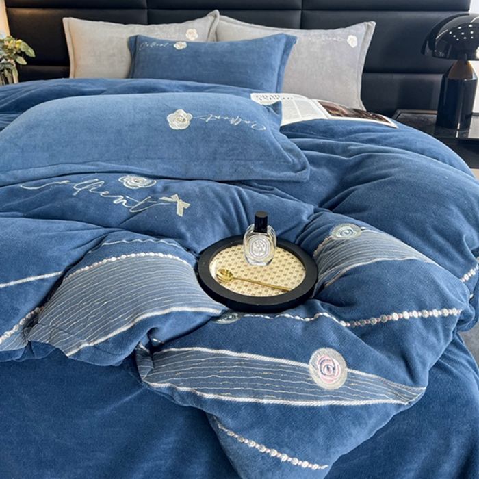 91家纺网 家纺一手货源 找家纺 丝涟家居 2023牛奶绒绣花四件套-山茶花 蓝色