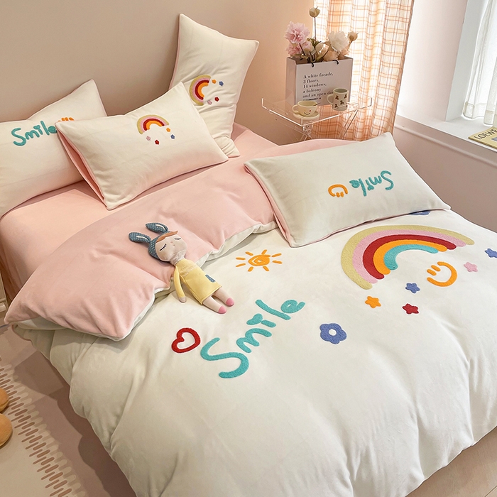 91家纺网 家纺一手货源 找家纺 懒猫家纺 2024新款牛奶绒毛巾绣四件套 彩虹