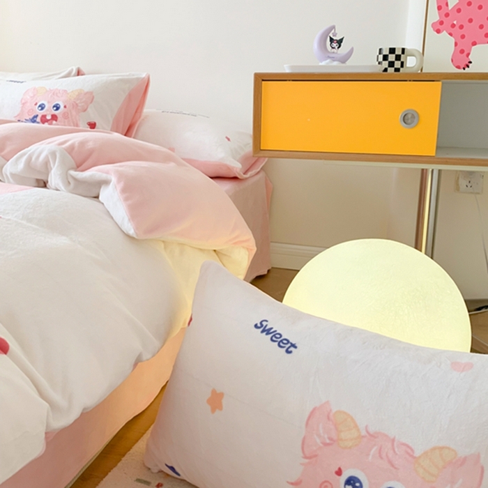 91家纺网 家纺一手货源 找家纺 澳萝拉2023新款大版数码牛奶绒五件套配送同款小抱枕 抱抱小怪兽