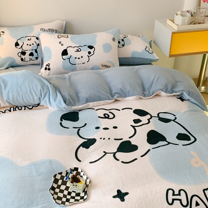 91家纺网 家纺一手货源 找家纺 澳萝拉2023新款大版数码牛奶绒五件套配送同款小抱枕 开心狗