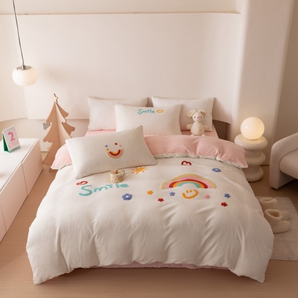 91家纺网 家纺一手货源 找家纺 懒猫家纺 2024新款牛奶绒毛巾绣四件套 彩虹-场景二