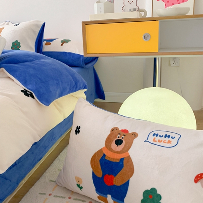 91家纺网 家纺一手货源 找家纺 澳萝拉2023新款大版数码牛奶绒五件套配送同款小抱枕 乐乐熊