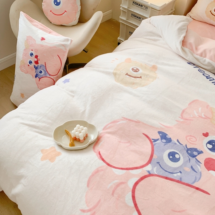 91家纺网 家纺一手货源 找家纺 澳萝拉2023新款大版数码牛奶绒五件套配送同款小抱枕 抱抱小怪兽