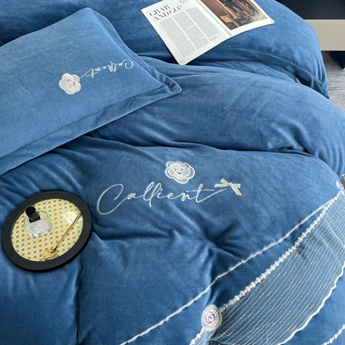 91家纺网 家纺一手货源 找家纺 丝涟家居 2023牛奶绒绣花四件套-山茶花 蓝色