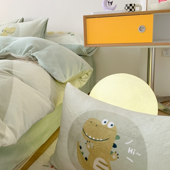 91家纺网 家纺一手货源 找家纺 澳萝拉2023新款大版数码牛奶绒五件套配送同款小抱枕 滑板龙