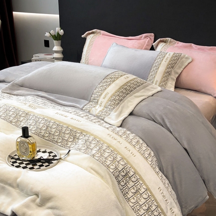 91家纺网 家纺一手货源 找家纺 卡巴伦家纺 2023新款倾城系列-A类牛奶绒绣花拼接款四件套 倾城-灰