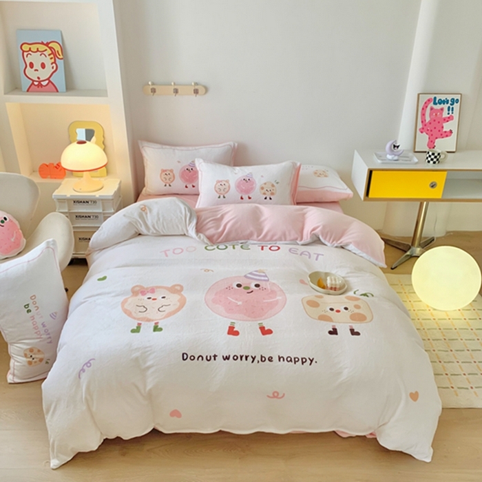 91家纺网 家纺一手货源 找家纺 澳萝拉2023新款大版数码牛奶绒五件套配送同款小抱枕 甜心奶酪