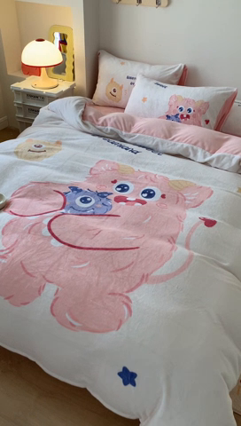 91家纺网 家纺一手货源 找家纺 澳萝拉2023新款大版数码牛奶绒五件套配送同款小抱枕 甜心奶酪