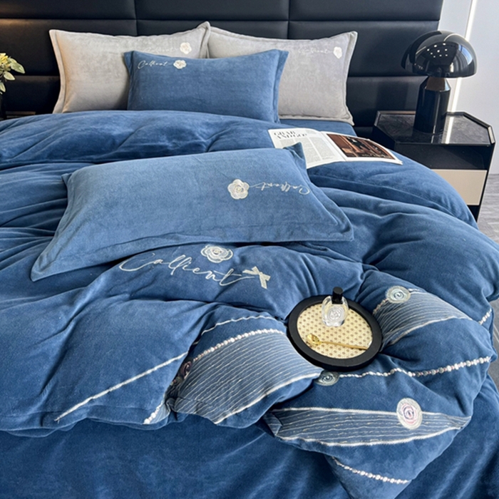 91家纺网 家纺一手货源 找家纺 丝涟家居 2023牛奶绒绣花四件套-山茶花 蓝色