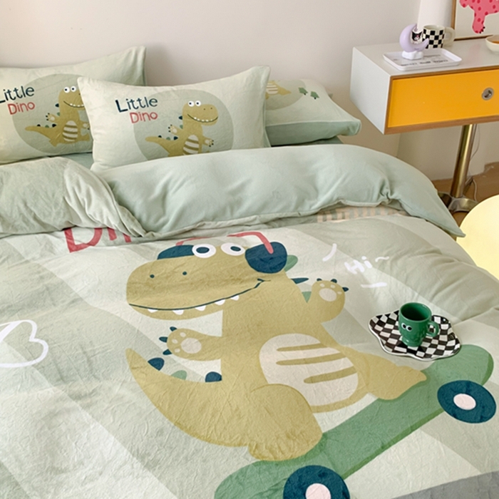 91家纺网 家纺一手货源 找家纺 澳萝拉2023新款大版数码牛奶绒五件套配送同款小抱枕 滑板龙