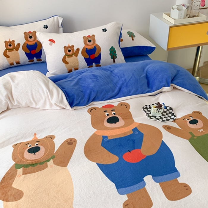 91家纺网 家纺一手货源 找家纺 澳萝拉2023新款大版数码牛奶绒五件套配送同款小抱枕 乐乐熊