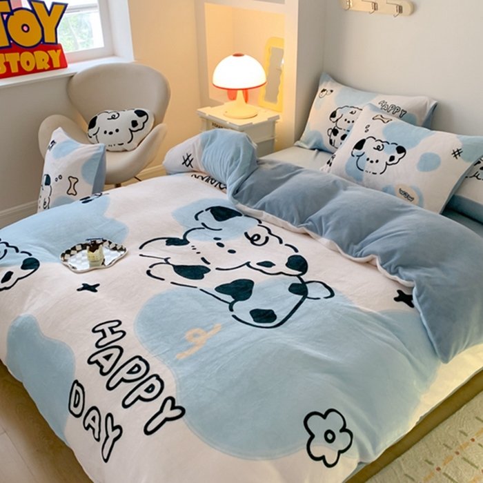 91家纺网 家纺一手货源 找家纺 澳萝拉2023新款大版数码牛奶绒五件套配送同款小抱枕 开心狗