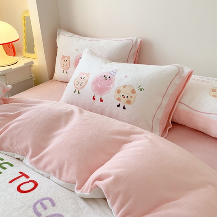 91家纺网 家纺一手货源 找家纺 澳萝拉2023新款大版数码牛奶绒五件套配送同款小抱枕 甜心奶酪