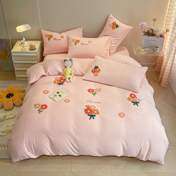 91家纺网 家纺一手货源 找家纺 懒猫家纺 2024新款牛奶绒毛巾绣四件套 手捧花