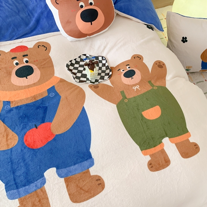 91家纺网 家纺一手货源 找家纺 澳萝拉2023新款大版数码牛奶绒五件套配送同款小抱枕 乐乐熊